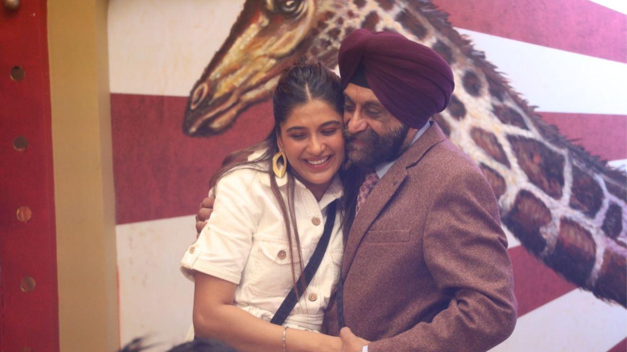 After the third freeze announcement, Gurpreet Singh Ahluwalia walks into the house as a proud father of Nimrit Kaur Ahluwalia. At the command of release, she hugs her father, who meets the members of the mandali, MC Stan, Shiv Thakare, Sajid Khan and Abdu Rozik with great warmth. He gives the Chhota Bhaijaan the biggest hug. When he meets his daughter's rival, Priyanka, he says that he's glad there's another army kid on the show. It remains to be seen if this intervention will make any difference to Nimrit's game on the show.